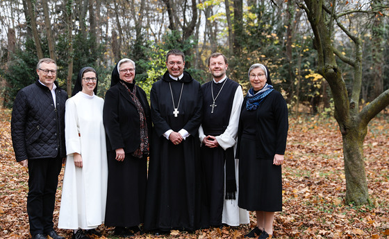 Der neue Vorstand der Österreichischen Ordenskonferenz (v.l.n.r.): Provinzial Bernhard Bürgler SJ, Priorin Franziska Madl OP, Generaloberin Franziska Bruckner, Erzabt Korbinian Birnbacher, Abt Reinhold Dessl OCist und Provinzoberin Sonja Dolesch FIC.