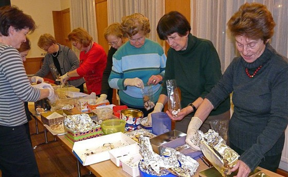 180 Kekssackerl für ältere und kranke Pfarrangehörige